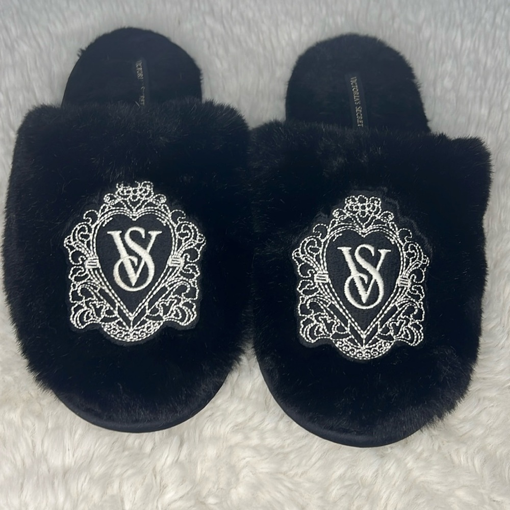 VICTORIA SECRET WOMENS SIZE SMALL SLIPPERS